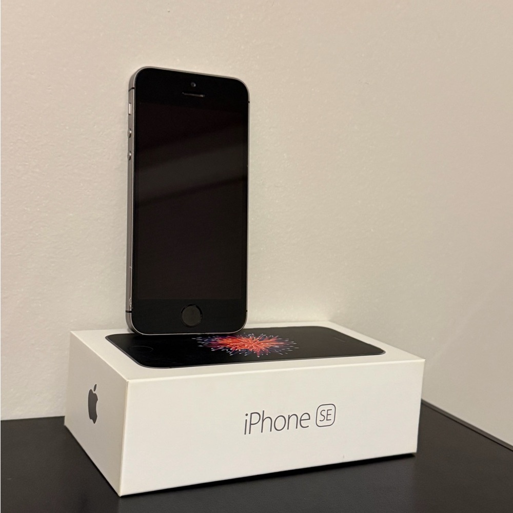 Apple iPhone SE Black and Silver